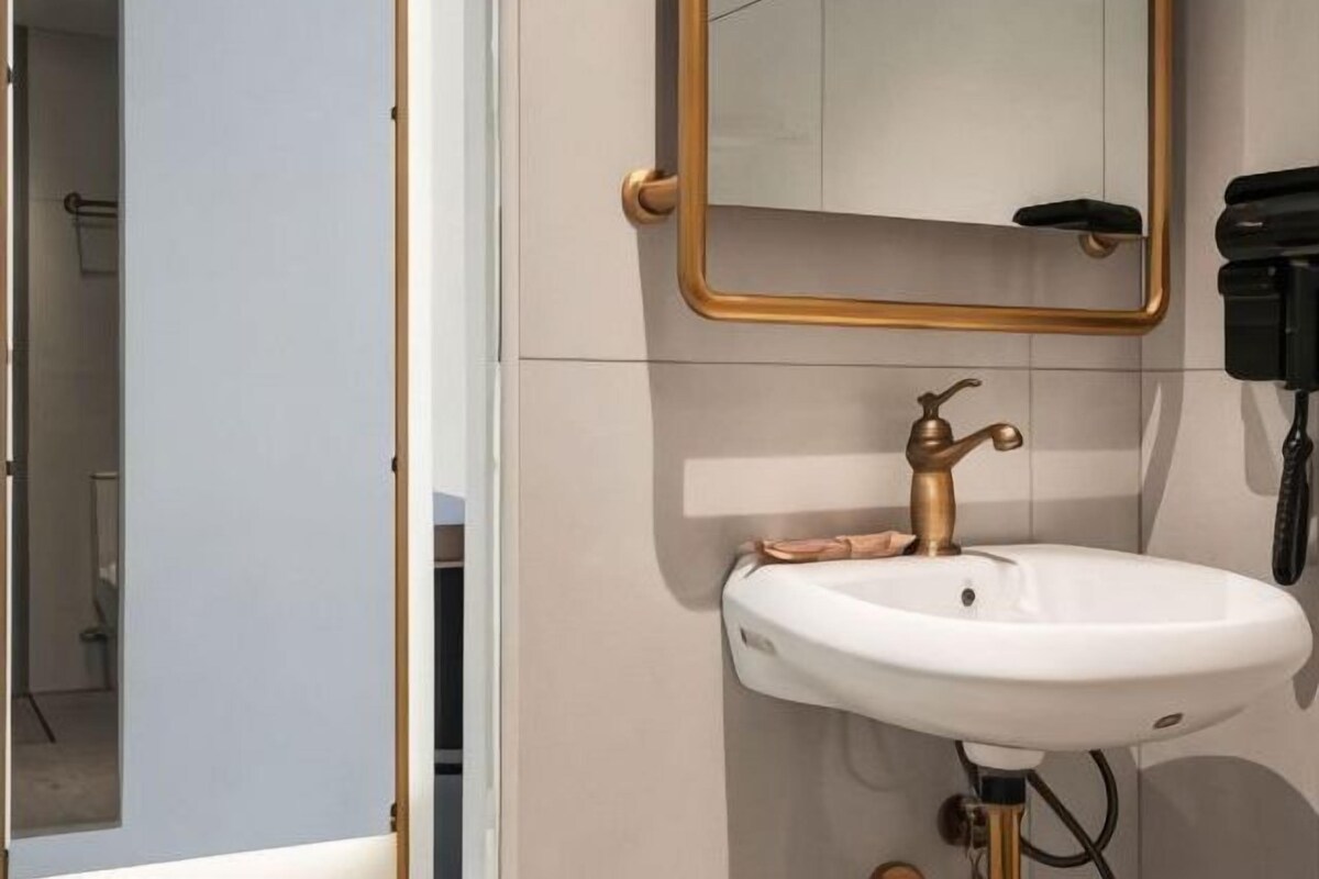 Badezimmer | Dusche, Haartrockner, Hausschuhe, Handtücher