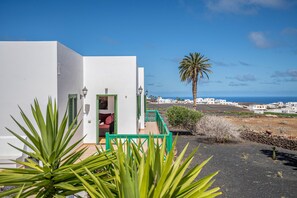 Exterior - Idyllic Holiday Home "Finca La Costa" with Garden, Whirlpool, Sea View, Wi-Fi & TV; Parking Available (Tinajo)