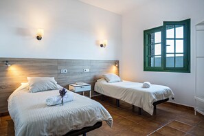 3 bedrooms, iron/ironing board, free WiFi, bed sheets - Idyllic Holiday Home "Finca La Costa" with Garden, Whirlpool, Sea View, Wi-Fi & TV; Parking Available (Tinajo)