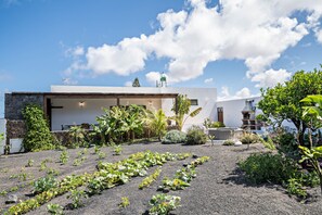 Property grounds - Idyllic Holiday Home "Finca La Costa" with Garden, Whirlpool, Sea View, Wi-Fi & TV; Parking Available (Tinajo)