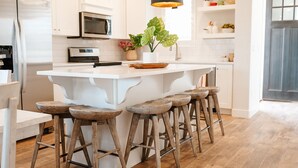 Cafetière/bouilloire, réfrigérateur, micro-ondes, four