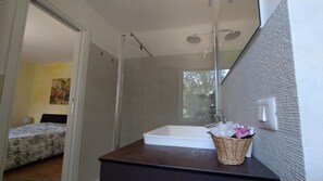 Dusche, Haartrockner, Bidet, Handtücher