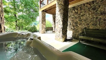 Outdoor spa tub