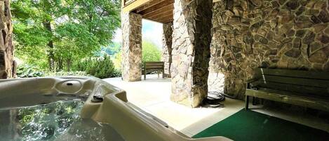 Outdoor spa tub