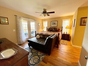 3 bedrooms, travel crib, free WiFi, bed sheets - River Rocks - West Jefferson NC (West Jefferson)