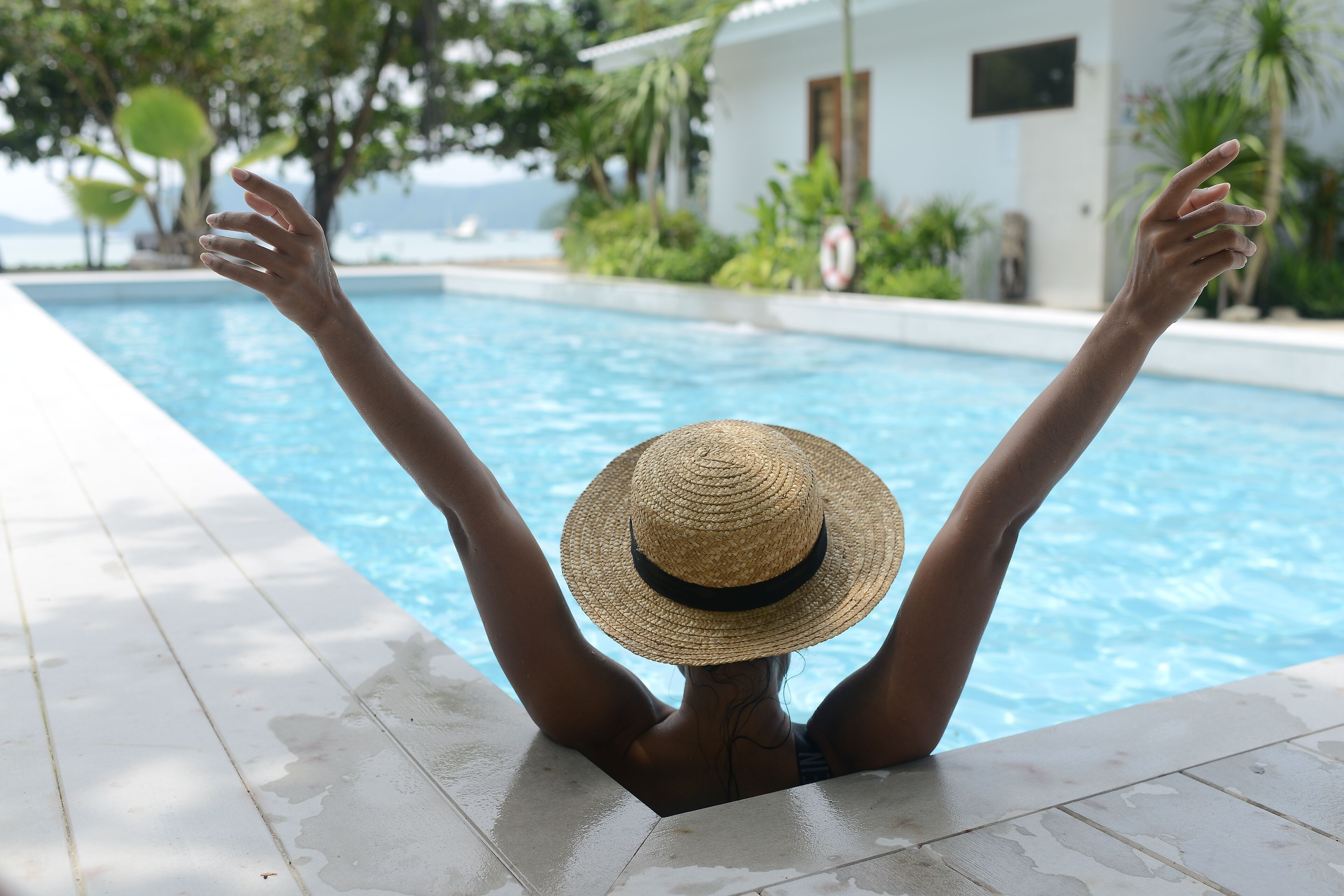 Alberca al aire libre, acceso de 08:00 a 19:00, y camastros 