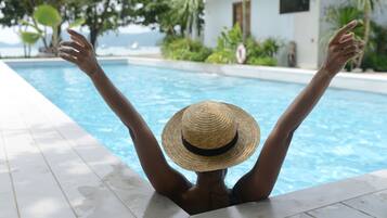 Alberca al aire libre, acceso de 08:00 a 19:00, y camastros