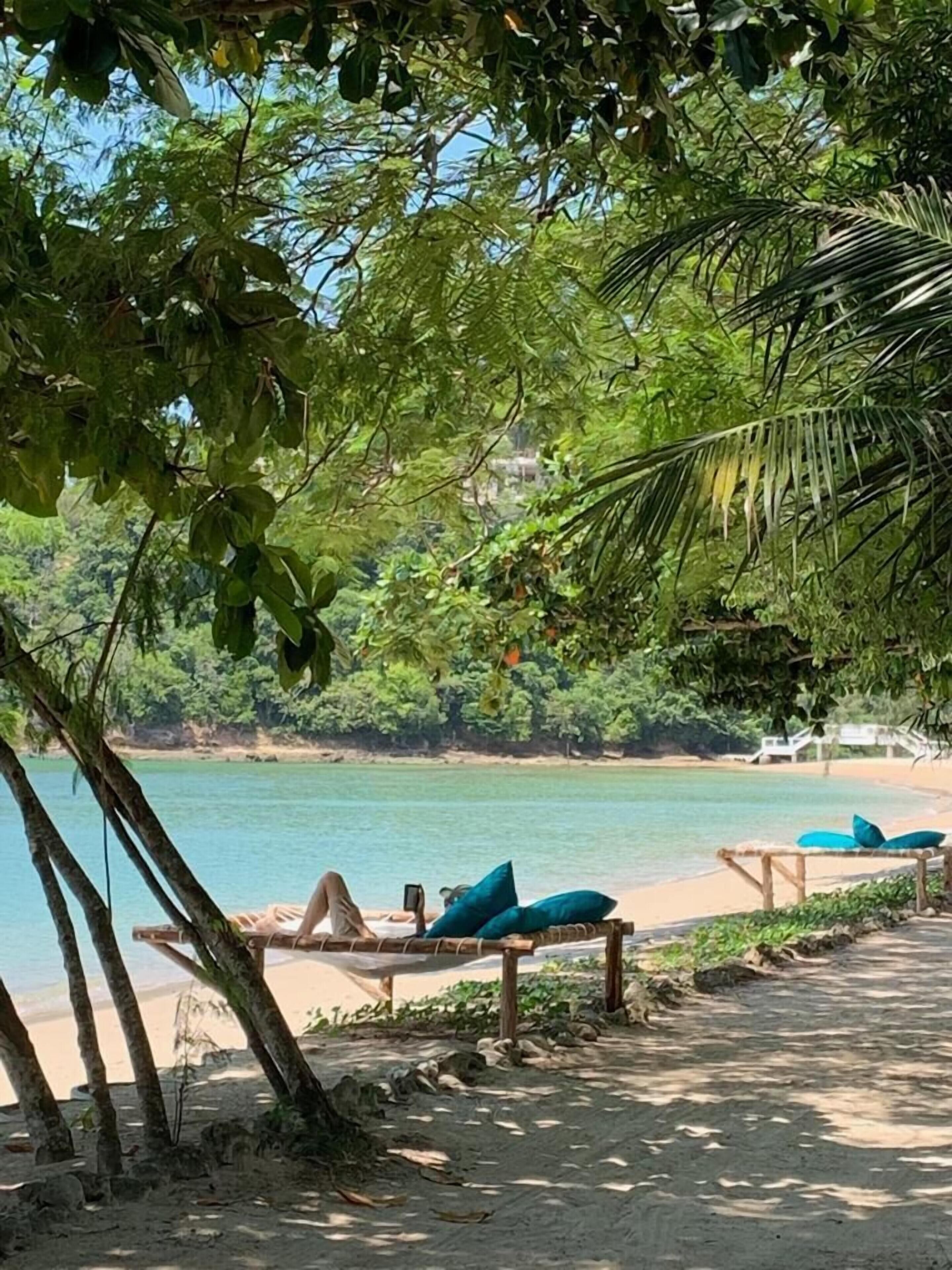 Playa privada, camastros, toallas de playa y masajes en la playa 