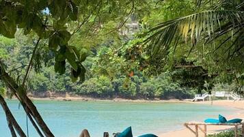 Plage privée, chaises longues, serviettes de plage