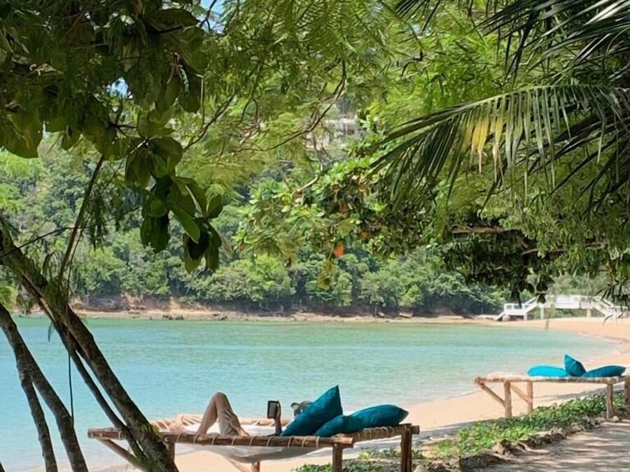 Plage privée, chaises longues, serviettes de plage