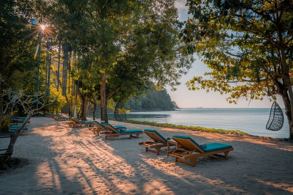 Privatstrand, Liegestühle, Strandtücher, Massagen am Strand