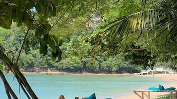 Playa privada, camastros, toallas de playa y masajes en la playa