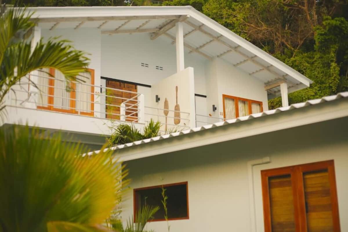 Partial Sea view Bungalow | มินิบาร์ฟรีบางอย่าง, ตู้นิรภัยในห้องพัก, โต๊ะทำงาน