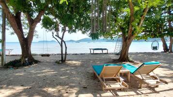 Privat strand, solstolar, strandhanddukar och massage på stranden