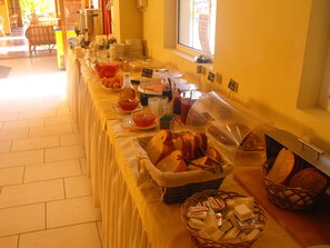 Free daily buffet breakfast 