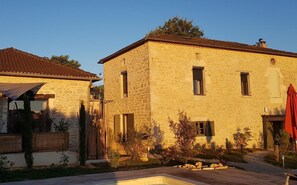 Vista frontal de la propiedad