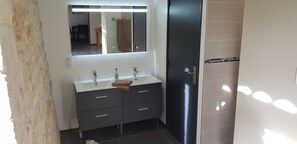 Deluxe Room, 1 King Bed, Kitchen, Garden View | Bathroom | Shower, hair dryer, bathrobes, slippers - Maison Reces (Floressas)