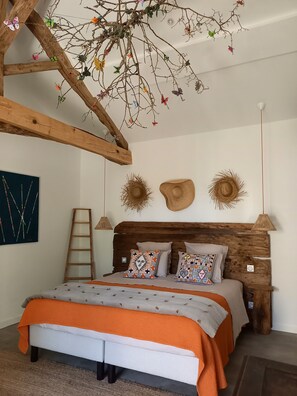Chambre la pierre d'Olivier | Premium bedding, Tempur-Pedic beds, individually decorated - Maison Reces (Floressas)