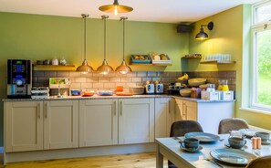 Desayuno buffet (GBP 10 por persona) 