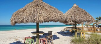 Adorable Cottage Close to Beach w/Heated Pool & Hot Tub, FREE WiFi & Trolley Close to Beach