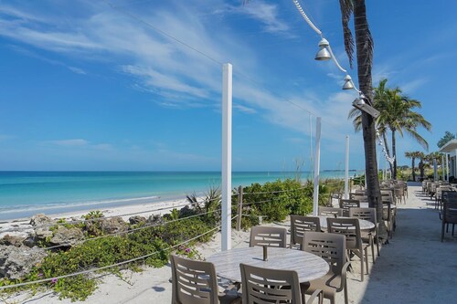 Adorable Cottage Close to Beach w/Heated Pool & Hot Tub, FREE WiFi & Trolley Close to Beach