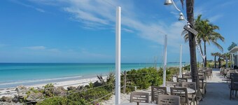 Adorable Cottage Close to Beach w/Heated Pool & Hot Tub, FREE WiFi & Trolley Close to Beach