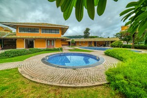 Una piscina al aire libre