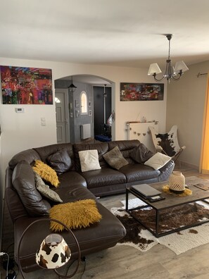 Fernseher, Kamin, Tischfußball, Tischtennisplatte