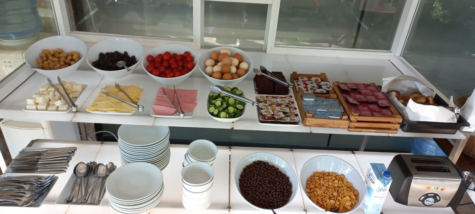 En buffet med forskellige retter og bestik.