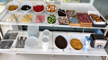 Buffet ben aprimarat amb diversos aliments i utensilis.