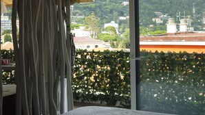 Una habitación con un ventanal que da a un paisaje montañoso.