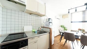 Fridge, microwave, stovetop, cookware/dishes/utensils