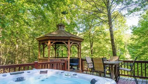 Outdoor dining - Couple's Retreat, Secluded, HOT TUB,  River, Dog Friendly/fence, ADULT ONLY (Ellijay)