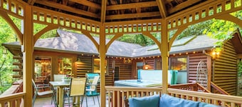 Couple's Retreat, Secluded, HOT TUB, River, Dog Friendly/fence, ADULT ONLY