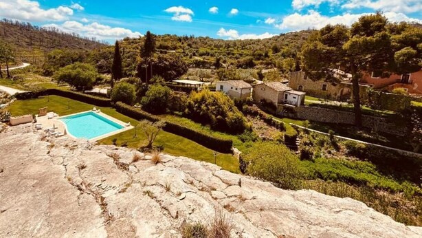 A rural landscape with a swimming pool, stone buildings, and lush greenery. - Pomegranate Cottage (Giarratana)