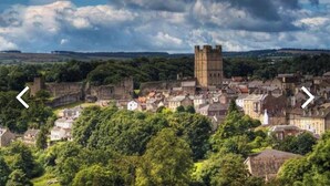 A historic town with a prominent castle, surrounded by residential buildings and lush greenery. - Beautiful 2 bedroom spacious Cottage in the heart of historic Richmond  (Richmond)