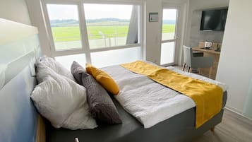 Panoramic dubbelrum eller tvåbäddsrum | Skrivbord, arbetsyta för laptop, mörkläggningsgardiner och gratis wi-fi