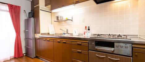 Frigorífico, microondas, placa de cocina y tostadora