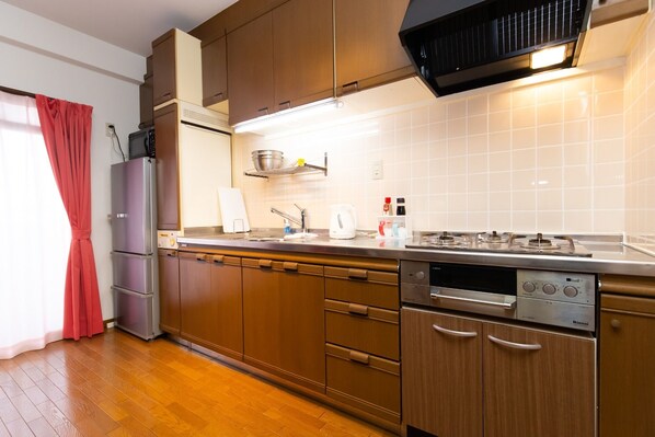 冷蔵庫、電子レンジ、コンロ、トースター