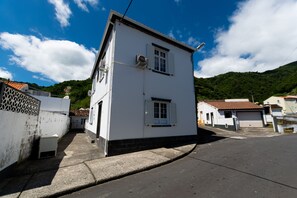 Exterior - SBMP-1 Fisherman's House (Faial da Terra)