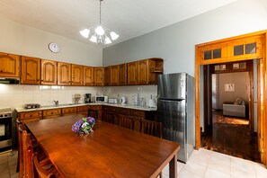 Fridge, microwave, oven, stovetop - SBMP-1 Fisherman's House (Faial da Terra)