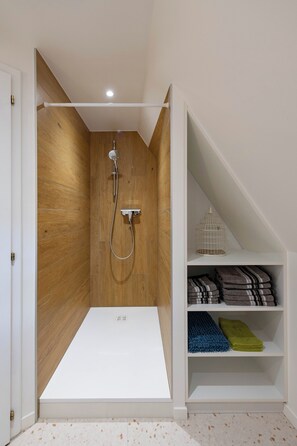 Douche, articles de toilette écologiques, sèche-cheveux