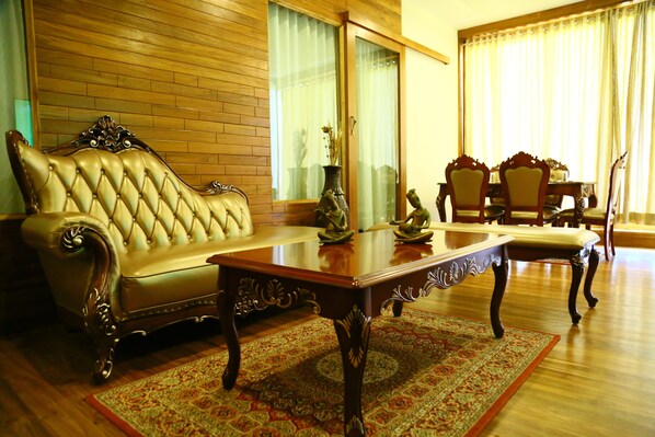 Royal Suite, Balcony | Living room