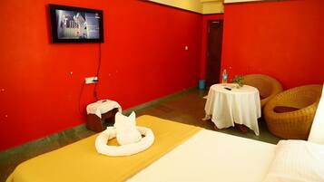 Superior Double Room | Premium bedding, individually furnished, desk, laptop workspace