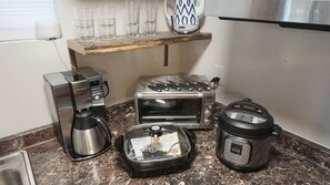 Kühlschrank, Mikrowelle, Wasserkocher mit Kaffee-/Teezubehör