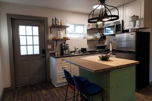 Fridge, microwave, coffee/tea maker, electric kettle - Bike, Hike, Ski, or Shop then relax in our peaceful bungalow (Flagstaff)