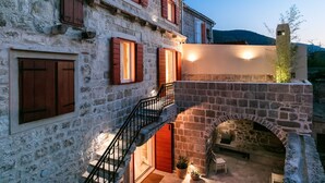 Exterior - Villa Zdenka, Kut, Vis, 5BDR, BBQ, stone garden, 2min to the sea and restaurants (Vis)