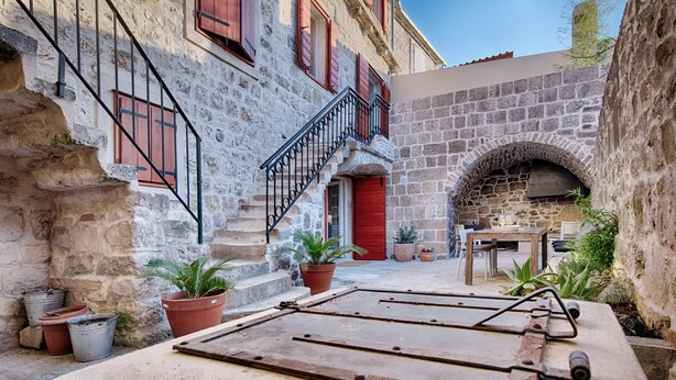 Outdoor dining - Villa Zdenka, Kut, Vis, 5BDR, BBQ, stone garden, 2min to the sea and restaurants (Vis)