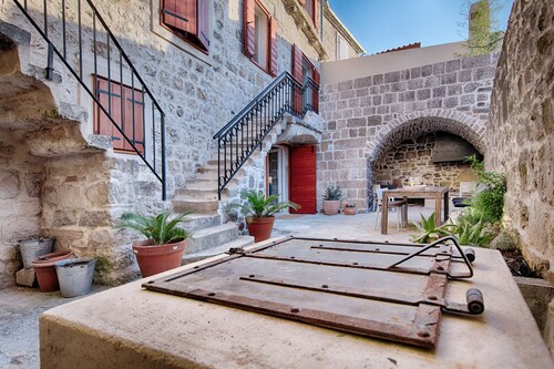 Villa Zdenka, Kut, Vis, 5BDR, BBQ, stone garden, 2min to the sea and restaurants