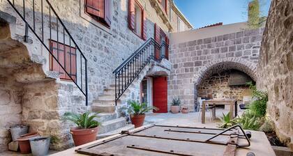 Villa Zdenka, Kut, Vis, 5BDR, BBQ, stone garden, 2min to the sea and restaurants